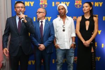 Josep Maria Bartomeu, Arno Trabesinger, Ronaldinho y Adriana Lima presentando la nueva tienda del Barcelona.