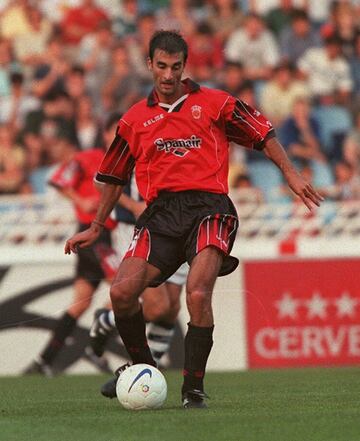 Militó una temporada en el Barcelona y el Barcelona B (1994-95) y otra el en Mallorca (1998-99).