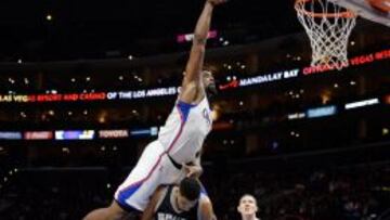 DeAndre Jordan intenta machacar ante Tim Duncan.