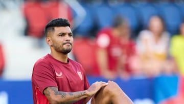 Jesús Manuel Corona durante un calentamiento con el Sevilla.