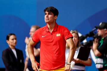 Alcaraz llora mirando el cielo de París tras perder la final olímpica contra Novak Djokovic. El tenista murciano hizo un gran torneo y se lleva la medalla de plata olímpica.