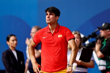 Alcaraz llora mirando el cielo de París tras perder la final olímpica contra Novak Djokovic. El tenista murciano hizo un gran torneo y se lleva la medalla de plata olímpica.