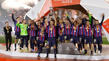 Sergio Busquets levanta la Supercopa de 2022 jugada en enero de 2023.
