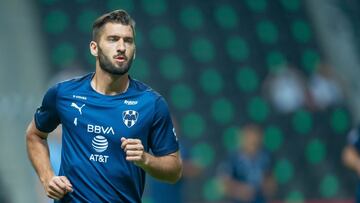 Nicolás Sánchez calienta previo a un partido de Monterrey