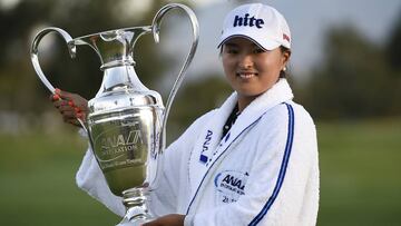 Jin Young Ko posa con el trofeo que la acredita como ganadora. 