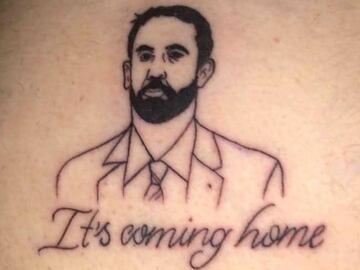 Hincha inglés con la frase "It's coming home" por debajo del retrato del seleccionador inglés, Gareth Southgate.