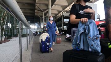 Turistas llegando al aeropuerto de Málaga tras la cuarentena impuesta por Reino Unido