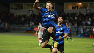 Futbol, Huachipato vs Estudiantes
Fase de Grupos, Copa Libertadores 2024.
El jugador de Huachipato Cris Martinez, centro, celebra su gol contra Estudiantes durante el partido de copa Libertadores disputado en el estadio CAP de Talcahuano, Chile.
03/04/2024
Eduardo Fortes/Photosport
Football, Huachipato vs Estudiantes
Group stage, 2024 Libertadores Championship.
Huachipato player Cris Martinez, center, celebrates after scoring against Estudiantes during the copa Libertadores match held at the CAP stadium in Talcahuano, Chile.
03/04/2024
Eduardo Fortes/Photosport