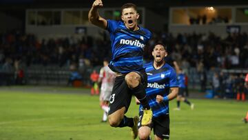 Futbol, Huachipato vs Estudiantes
Fase de Grupos, Copa Libertadores 2024.
El jugador de Huachipato Cris Martinez, centro, celebra su gol contra Estudiantes durante el partido de copa Libertadores disputado en el estadio CAP de Talcahuano, Chile.
03/04/2024
Eduardo Fortes/Photosport

Football, Huachipato vs Estudiantes
Group stage, 2024 Libertadores Championship.
Huachipato player Cris Martinez, center, celebrates after scoring against Estudiantes during the copa Libertadores match held at the CAP stadium in Talcahuano, Chile.
03/04/2024
Eduardo Fortes/Photosport