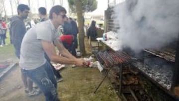 CAMARADERÍA. La plantilla de Osasuna celebró una barbacoa, aprovechando el buen tiempo.