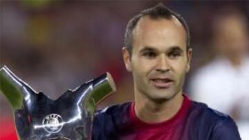 Andrés Iniesta ofrece a un Camp Nou en pie su trofeo