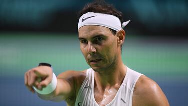 Rafael Nadal gesticula durante un entrenamiento para la Copa Davis 2024.