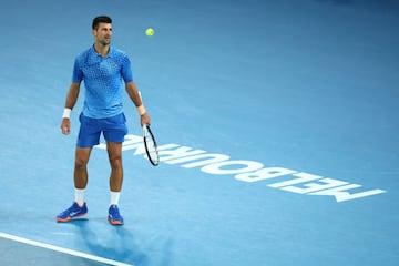 Novak Djokovic observa la pelota que se marcha fuera y consigue el punto decisivo para provlamarse campeón del Open de Australia por décima vez.