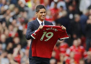 El defensa francés ha sido presentado antes del encuentro que ha disputado su nuevo club (Manchester United) frente al Leeds United Football Club. La afición le recibió calurosamente.