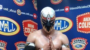 Máscara Dorada 2.0 posa después de una lucha en la Arena México.