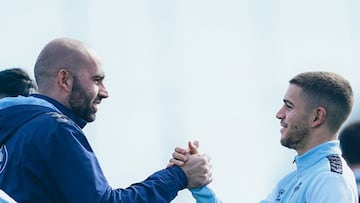El entrenador Claudio Giráldez saluda al futbolista Sergio Carreira en una sesión de trabajo del Celta.