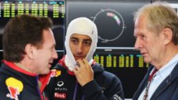 Horner, Ricciardo y Marko, conversando ayer en el circuito de Jerez.