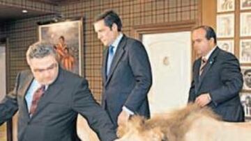 <b>EMBLEMA. </b>Los candidatos, junto al león disecado del antepalco de San Mamés.