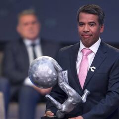 Pavel Pardo ve a Raúl Jiménez "como pocos en el mundo"