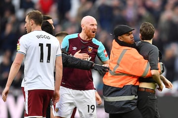 Tras la derrota de 0-3 ante el Burnley, seguidores de los Hammers ingresaron al campo para recriminar a sus jugadores.