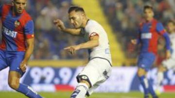 Lucas P&eacute;rez intenta controlar ante un jugador del Levante.
 