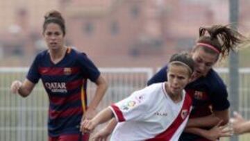 Marianela, autora del gol del Rayo, intenta irse de Patri Guijarro.