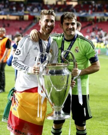 Los 2 capitanes del equipo posan con el trofeo de campeón de Europa en el césped del estadio Da Luz en Lisboa.