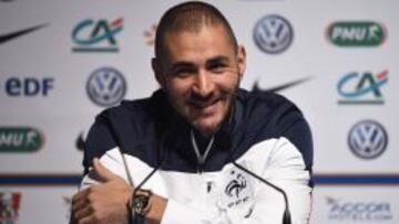 Benzema, sonriente en la concentración de la selección frnacesa.