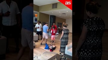 Eduardo Vargas hizo feliz a un niño en el hotel de Chile: esto le dijo el pequeño al goleador