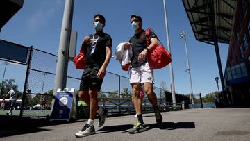 Jugadores y entrenadores caminan por las instalaciones del US Open.