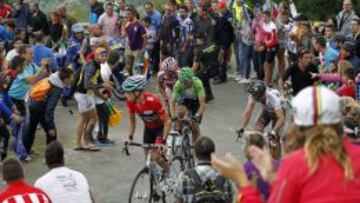 Horner camina a la meta del Angliru. Vigila todo lo que sucede a su alrededor mientras Valverde y Purito marchan a su rueda.