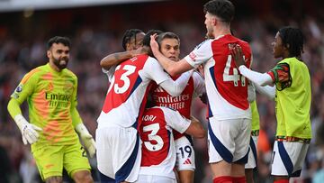 London (United Kingdom), 28/09/2024.- Arsenal'Äôs Leandro Trossard (C) celebrates scoring their third goal with team mates during the English Premier League soccer match between Arsenal FC and Leicester FC, in London, Britain, 28 September 2024. (Reino Unido, Londres) EFE/EPA/DANIEL HAMBURY EDITORIAL USE ONLY. No use with unauthorized audio, video, data, fixture lists, club/league logos, 'live' services or NFTs. Online in-match use limited to 120 images, no video emulation. No use in betting, games or single club/league/player publications.