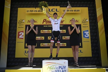 El holandés Bauke Mollema, ganador de la etapa, celebra el podio después de ganar la decimoquinta