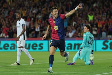 1-0. Robert Lewandowski celebra el primer tanto que anota en el minuto 7 de partido.