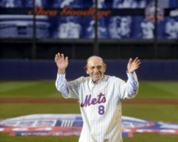 Beisbolista de la MLB. Falleció el 22 de septiembre del 2015 a los 90 años de edad.