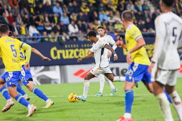 El jugador del Real Madrid, Rodrygo, dispara para anotar el 0-2 al Cádiz. 