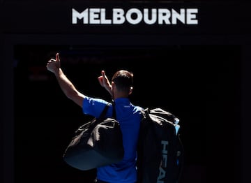 Djokovic saluda de forma irnica al pblico tras retirarse entre abucheos en Melbourne. 