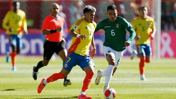 EL ALTO, BOLIVIA - OCTOBER 10: Luis Diaz of Colombia controls the ball against Héctor Cuéllar of Bolivia during the FIFA World Cup 2026 South American Qualifier match between Bolivia and Colombia at Estadio Municipal de El Alto on October 10, 2024 in El Alto, Bolivia. (Photo by Gaston Brito Miserocchi/Getty Images)