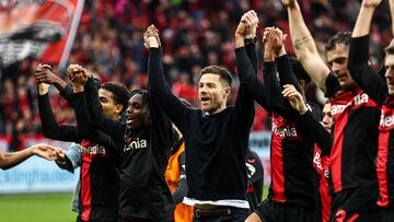 Leverkusen (Germany), 30/03/2024.- Leverkusen's head coach Xabi Alonso (C) and players celebrate after winning the German Bundesliga soccer match between Bayer 04 Leverkusen and TSG Hoffenheim in Leverkusen, Germany, 30 March 2024. (Alemania) EFE/EPA/LEON KUEGELER CONDITIONS - ATTENTION: The DFL regulations prohibit any use of photographs as image sequences and/or quasi-video.
