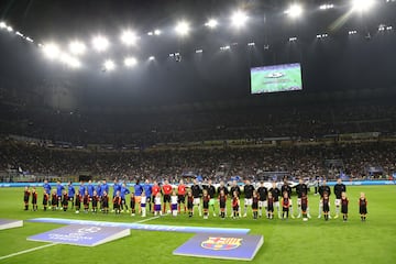 Formarci¨®n de los equipos del Inter de Mil¨¢n y FC Barcelona.