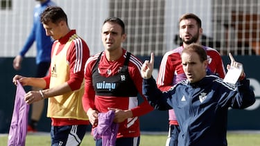 GRAFCAV957. PAMPLONA, 28/09/2022.- El entrenador de Osasuna Jagoba Arrasate dirige el entrenamiento de este miércoles en las instalaciones de Tajonar, en Pamplona, donde prepara con sus jugadores el enfrentamiento de este próximo domingo frente al Real Madrid en el Santiago Bernabeu. EFE/Jesús Diges