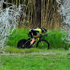 Kwiatkowski es más líder, Bernal ya es 2º y Yates brilla en la crono