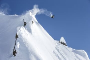 Travis Rice, uno de los mejores snowboarders, en acción durante una película. 