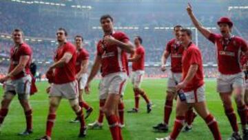 Los jugadores de rugby galeses celebran en el Millennium la victoria ante Francia que les proclamó campeones del Seis Naciones en 2012.