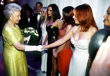 La reina Isabel II con las Spice Girls.