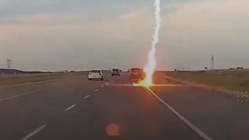 El vídeo se ha hecho viral y fue captado por una pareja que viajaba en el vehículo inmediatamente de detrás en una autopista cercana a la ciudad de Calgary.