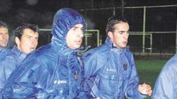 <b>PROTEGIDOS. </b>La intensa lluvia caida en Getafe obligó a muchos jugadores a entrenar con chubasquero.