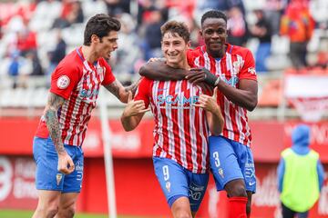 Eric Montes y Admonio felicitan por su gol a Javi Cueto.