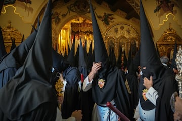 La hermandad de Santa Genoveva durante su estación de penitencia el Lunes Santo en Sevilla.
