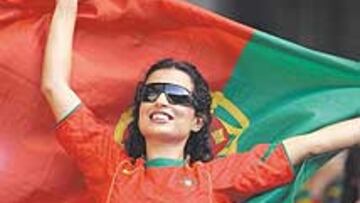 <b>FIESTÓN LUSO. </b>Portugal ya está en la final de su Eurocopa. Tras el sufrimiento que los aficionados lusos pasaron debido al debut con derrota ante Grecia, ayer los habitantes de todo el país se lanzaron a la calle a celebrar el éxito de su selección, su primera final de Eurocopa de la historia. Esta aficionada adelantó la fiesta al comienzo del partido.